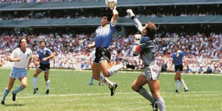 Maradona'nın 'Tanrı'nın Eli' golünü atarken giydiği forma açık artırmaya çıkıyor