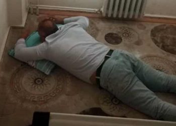 Mesaide uyuyan lise müdürünün fotoğrafını çekenlere soruşturma açıldı