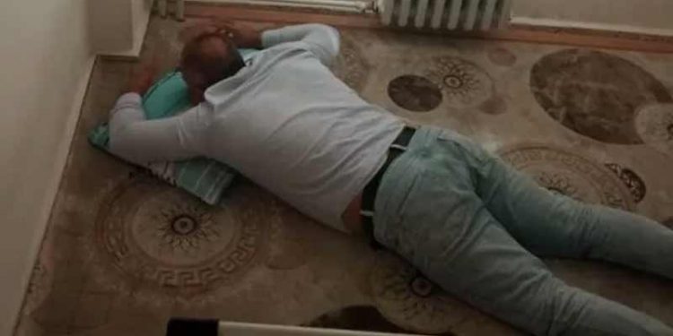 Mesaide uyuyan lise müdürünün fotoğrafını çekenlere soruşturma açıldı