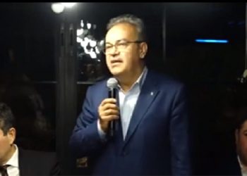 Mikrofon açık unutuldu: MKYK üyesinden AKP’li Başkana ‘dangalak’ çıkışı