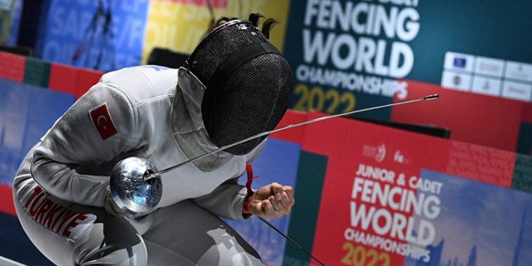 Milli eskrimci Aleyna Ertürk dünya şampiyonu oldu!