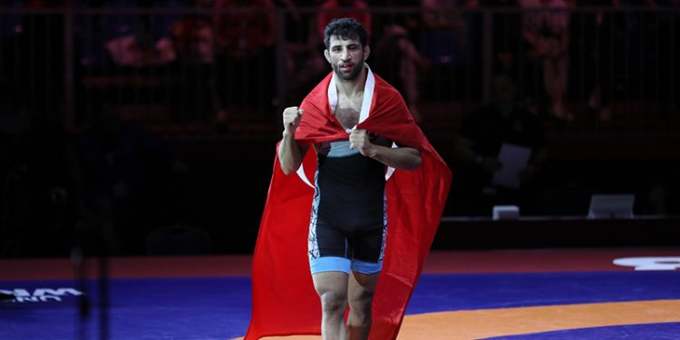 Milli güreşçi Murat Fırat'tan altın madalya!