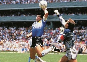 Milyonlarca dolarlık müzayede öncesi Maradona'nın kızından 'o yanlış forma' iddiası