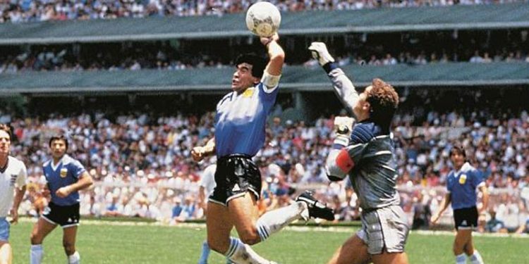 Milyonlarca dolarlık müzayede öncesi Maradona'nın kızından 'o yanlış forma' iddiası