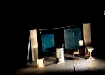 Moda Sahnesi’nin elektriği ikinci kez kesildi: Oyun ‘ışıldakla’ sahneledi