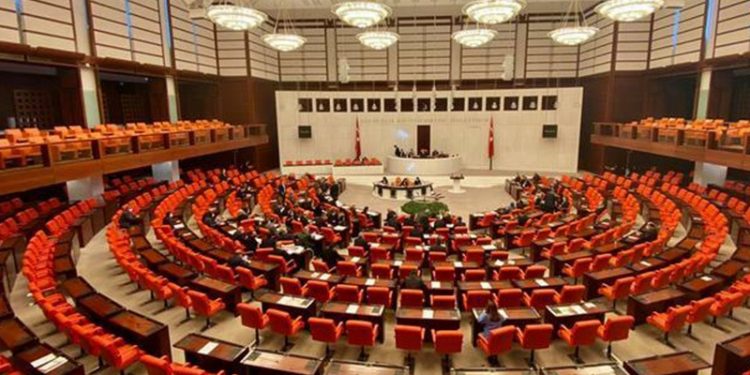 Muhtar maaşına asgari ücret ayarı TBMM'de kabul edildi