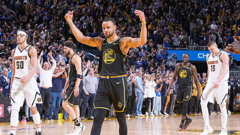 NBA’de Golden State Warriors ve Milwaukee Bucks yarı finale yükseldi