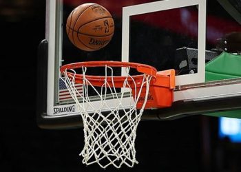 NBA'de Golden State Warriors ve Milwaukee Bucks konferans yarı finaline çıktı