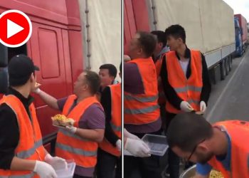 Orta Asya’da Hizmet okulu mezunları yolda kalanlara iftarlık dağıttı