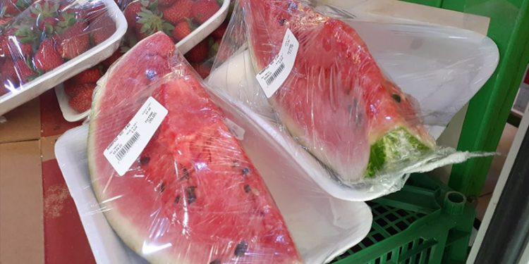 Osmaniye'de market çalışanı: Karpuzu dilim dilim satıyoruz