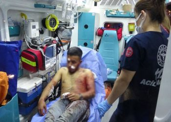 Otobüs durağında iki grup arasında bıçaklı kavga çıktı