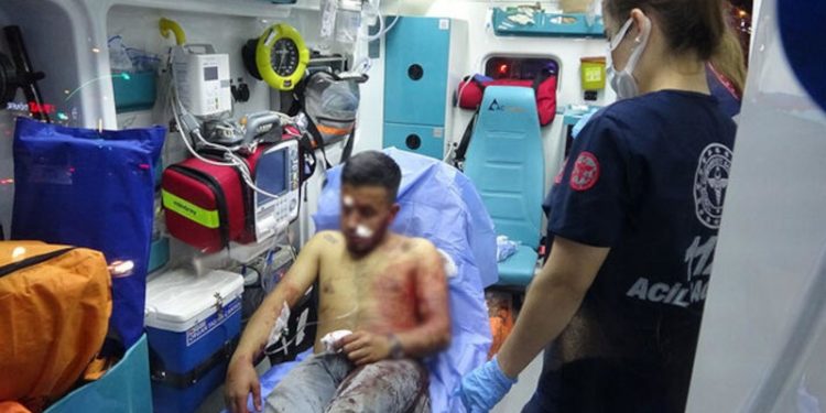 Otobüs durağında iki grup arasında bıçaklı kavga çıktı