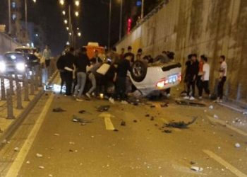 Otomobil, 5 metre yükseklikten alt geçide düştü: 3 yaralı