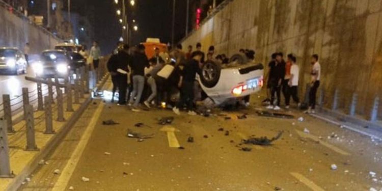 Otomobil, 5 metre yükseklikten alt geçide düştü: 3 yaralı