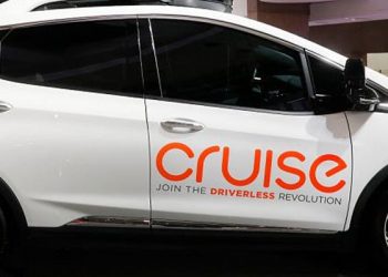 Otonom bir otomobile ceza kesmek isteyen polis, arabada kimseyi bulamadı