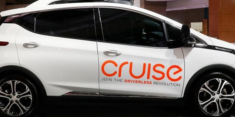 Otonom bir otomobile ceza kesmek isteyen polis, arabada kimseyi bulamadı