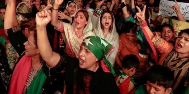 Pakistan'da görevden alınan Başbakan İmran Han'ın destekçileri protesto gösterileri düzenlendi