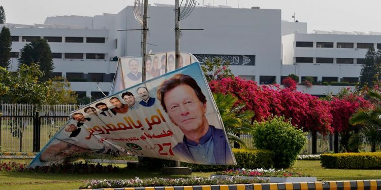 Pakistan'da İmran Han hükümeti düştü