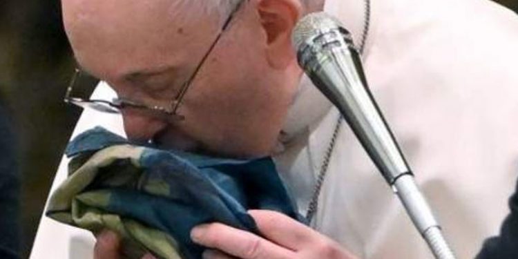 Papa Francesco Ukrayna bayrağını öptü, Buça katliamını kınadı
