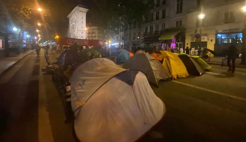 Paris'te çevreci aktivistler çadır kamp kurdu