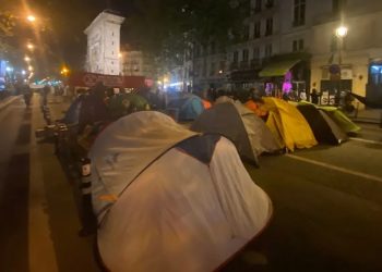 Paris'te çevreci aktivistler çadır kamp kurdu