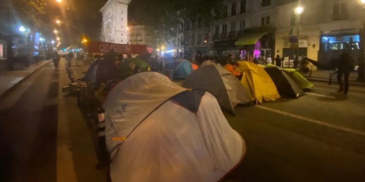 Paris'te çevreci aktivistler çadır kamp kurdu