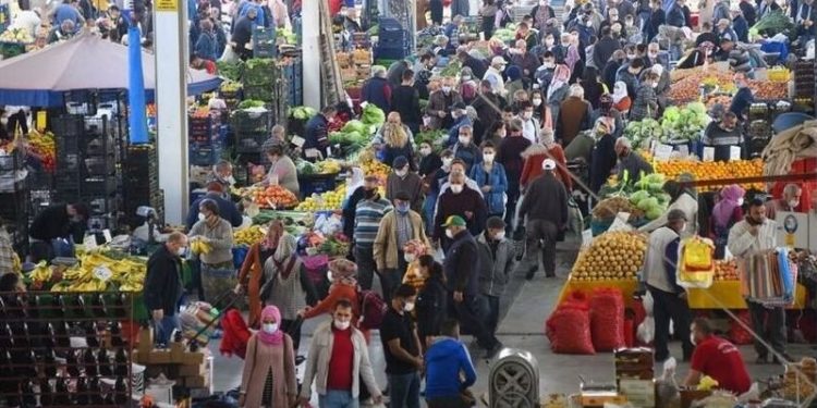 Pazar esnafı: Fiyatları söylemeye utanır olduk