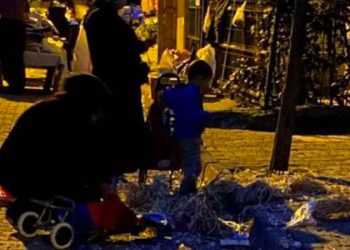 Pazar kapanışında yere atılan meyve -sebzeleri toplayan vatandaş: Çoğu gece aç uyuyorum