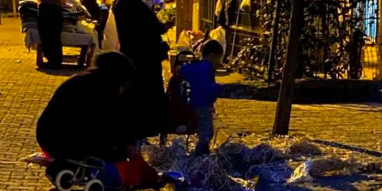 Pazar kapanışında yere atılan meyve -sebzeleri toplayan vatandaş: Çoğu gece aç uyuyorum