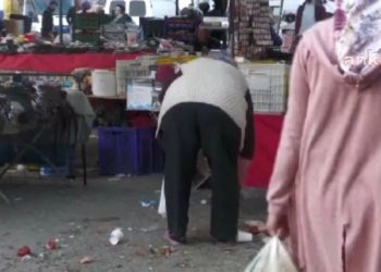 Pazardan çürük sebze ve meyveleri, belediyeden önce dar gelirli topluyor