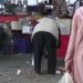 Pazardan çürük sebze ve meyveleri, belediyeden önce dar gelirli topluyor