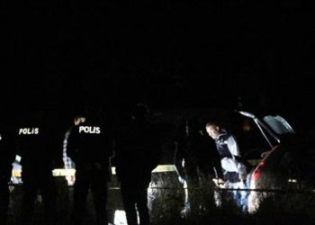 Polis otomobilde ölü bulundu