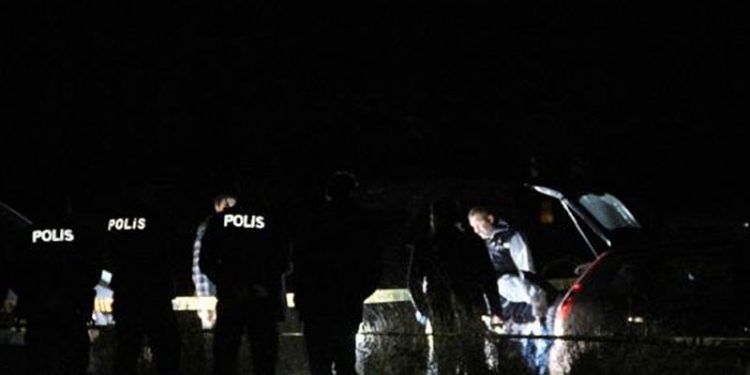 Polis otomobilde ölü bulundu