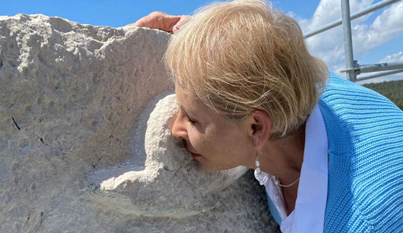 Prof. Dr. Işık'tan Patara Deniz Feneri'ne yerleştirilen yunus kabartmalı taşa öpücüklü veda