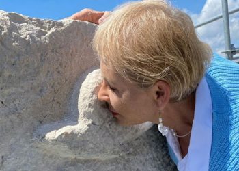 Prof. Dr. Işık'tan Patara Deniz Feneri'ne yerleştirilen yunus kabartmalı taşa öpücüklü veda