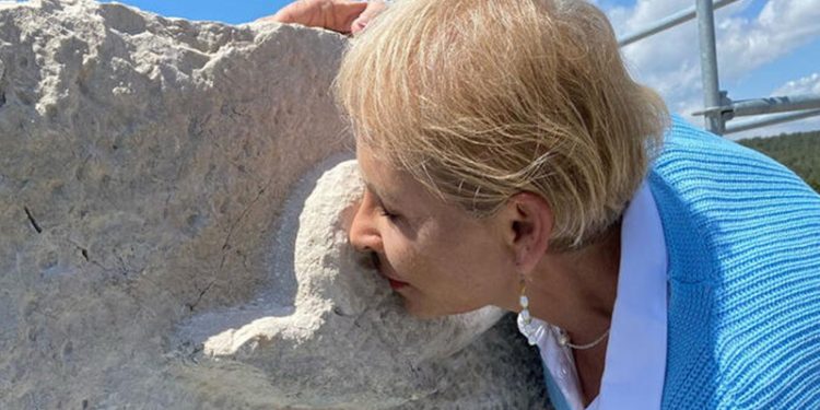 Prof. Dr. Işık'tan Patara Deniz Feneri'ne yerleştirilen yunus kabartmalı taşa öpücüklü veda