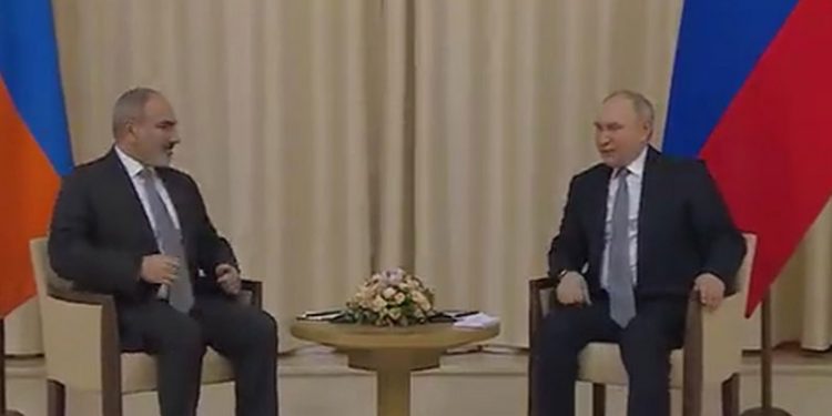 Putin ile Paşinyan bir araya geldi