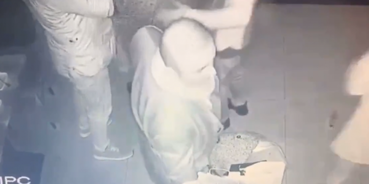 Restoranda para çalarken görüntülenen Metin Özkan: Para değil puro aldım