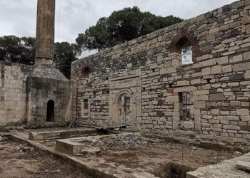 Restorasyonda yeni bulgulara ulaşılan tarihi camide kazı