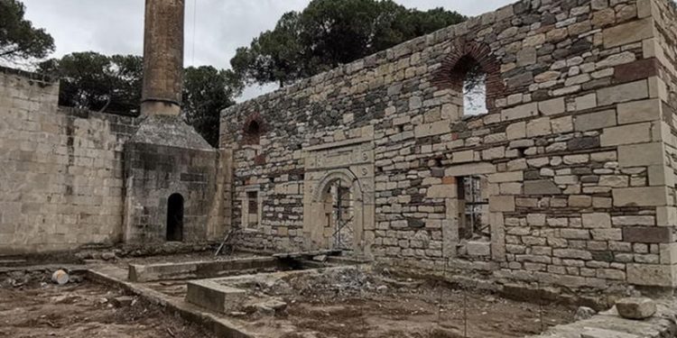 Restorasyonda yeni bulgulara ulaşılan tarihi camide kazı