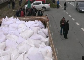 Rize'de &ccedil;ay &uuml;reticilerine g&uuml;bre diye 'mermer tozu' sattılar