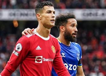 Ronaldo, telefonunu kırdığı taraftardan özür diledi; maça davet etti