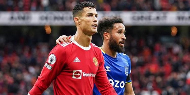 Ronaldo, telefonunu kırdığı taraftardan özür diledi; maça davet etti