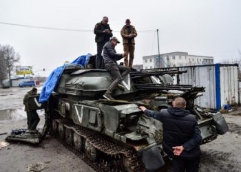 Rusların bıraktığı tanklar Kiev'e getiriliyor