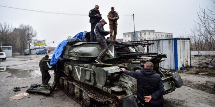 Rusların bıraktığı tanklar Kiev'e getiriliyor