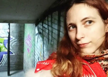 Rusya'da market etiketlerine savaş karşıtı mesajlar yazan sanatçı tutuklu yargılanıyor