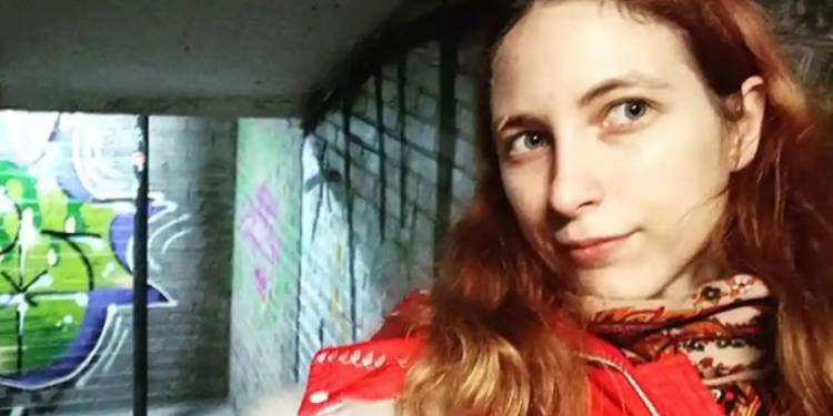 Rusya'da market etiketlerine savaş karşıtı mesajlar yazan sanatçı tutuklu yargılanıyor