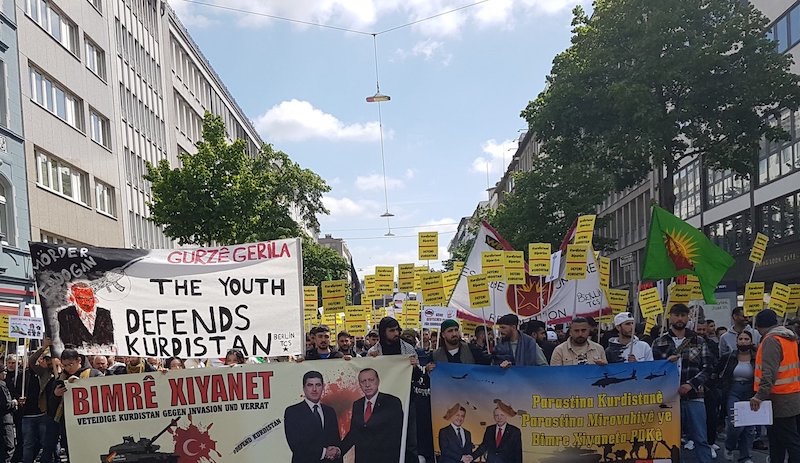 Sınırötesi harekat Düsseldorf'ta protesto edildi