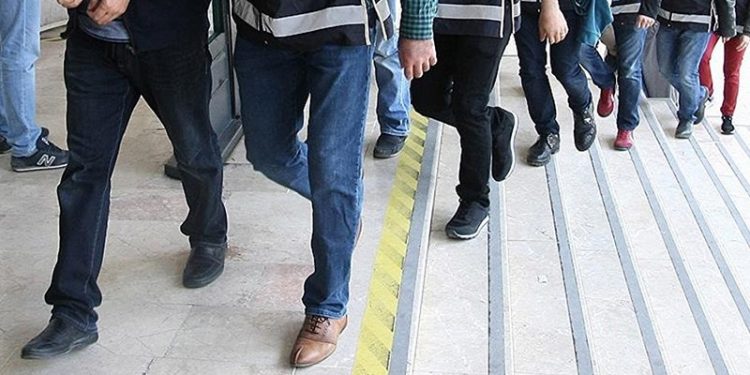 Sahte evrakla oturum izni düzenleyenlere operasyon: 5 gözaltı