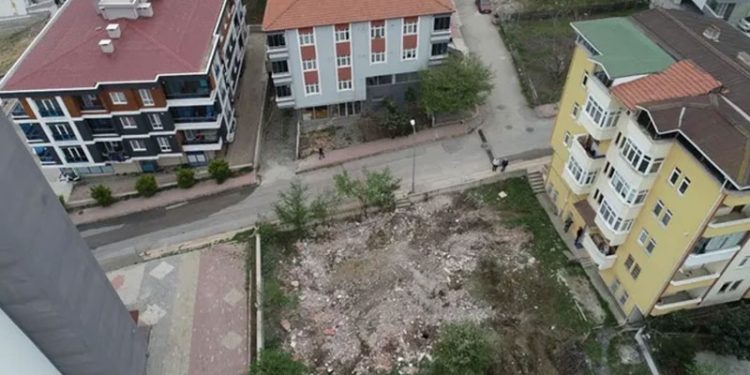 Samsun'da kepçe operatörü adresi karıştırınca başka binayı yıktı